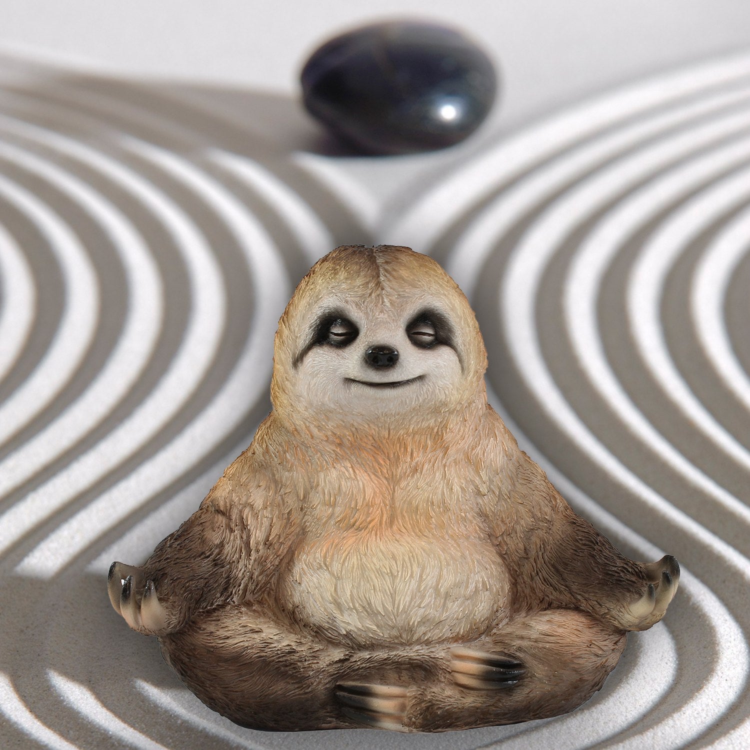 Faultier Figur aus Polyresin | Yoga-Faultier | Lustige und entspannte Dekofigur | 21 cm hoch | Perfekt für Wohnzimmer oder Homeoffice