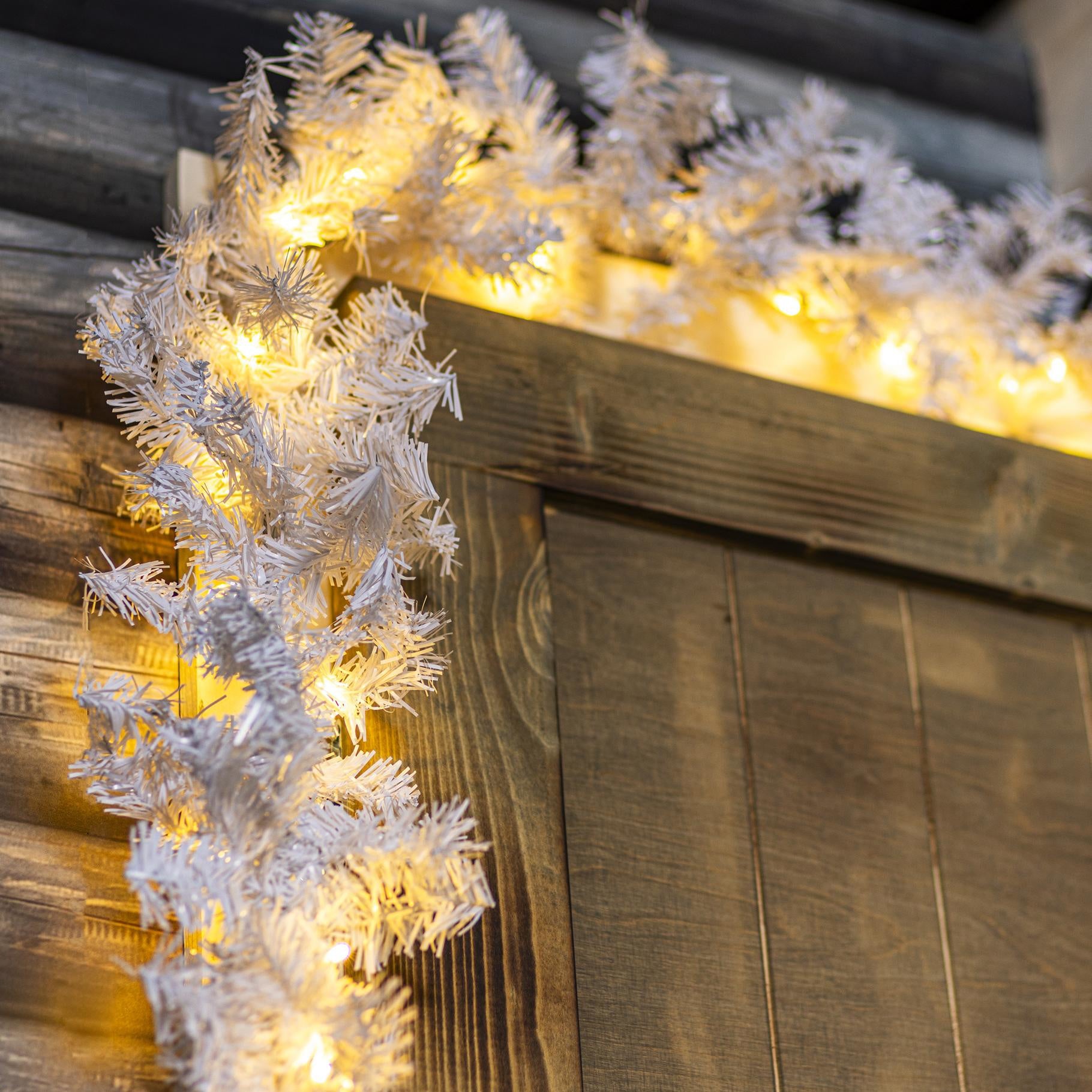 Künstliche Weihnachtsgirlande mit Beleuchtung 5 Meter, mit Kugeln weiß, innen und außen