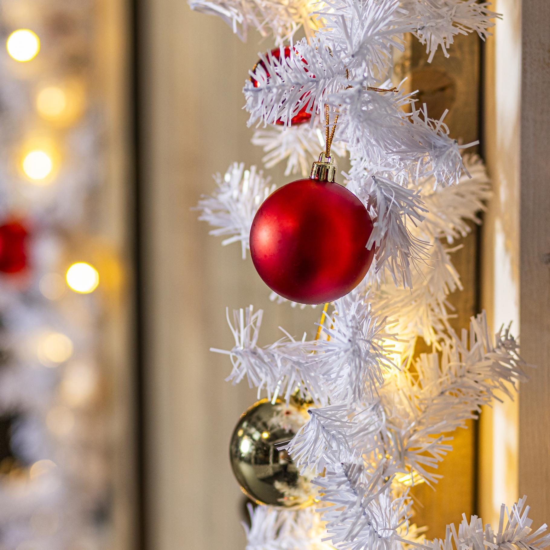 Künstliche Weihnachtsgirlande mit Beleuchtung 5 Meter, mit Kugeln weiß, innen und außen