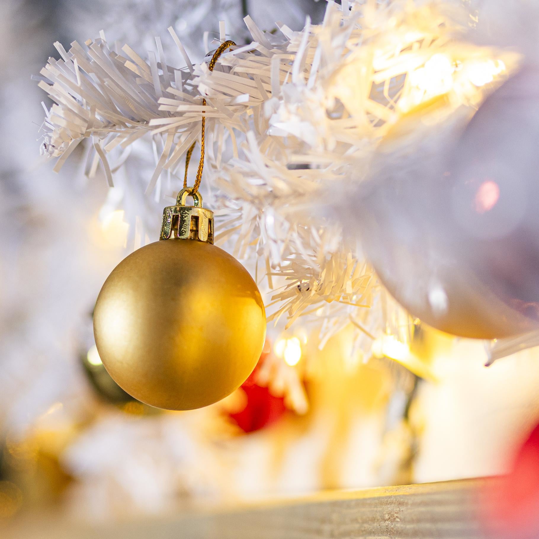 Künstliche Weihnachtsgirlande mit Beleuchtung 5 Meter, mit Kugeln weiß, innen und außen