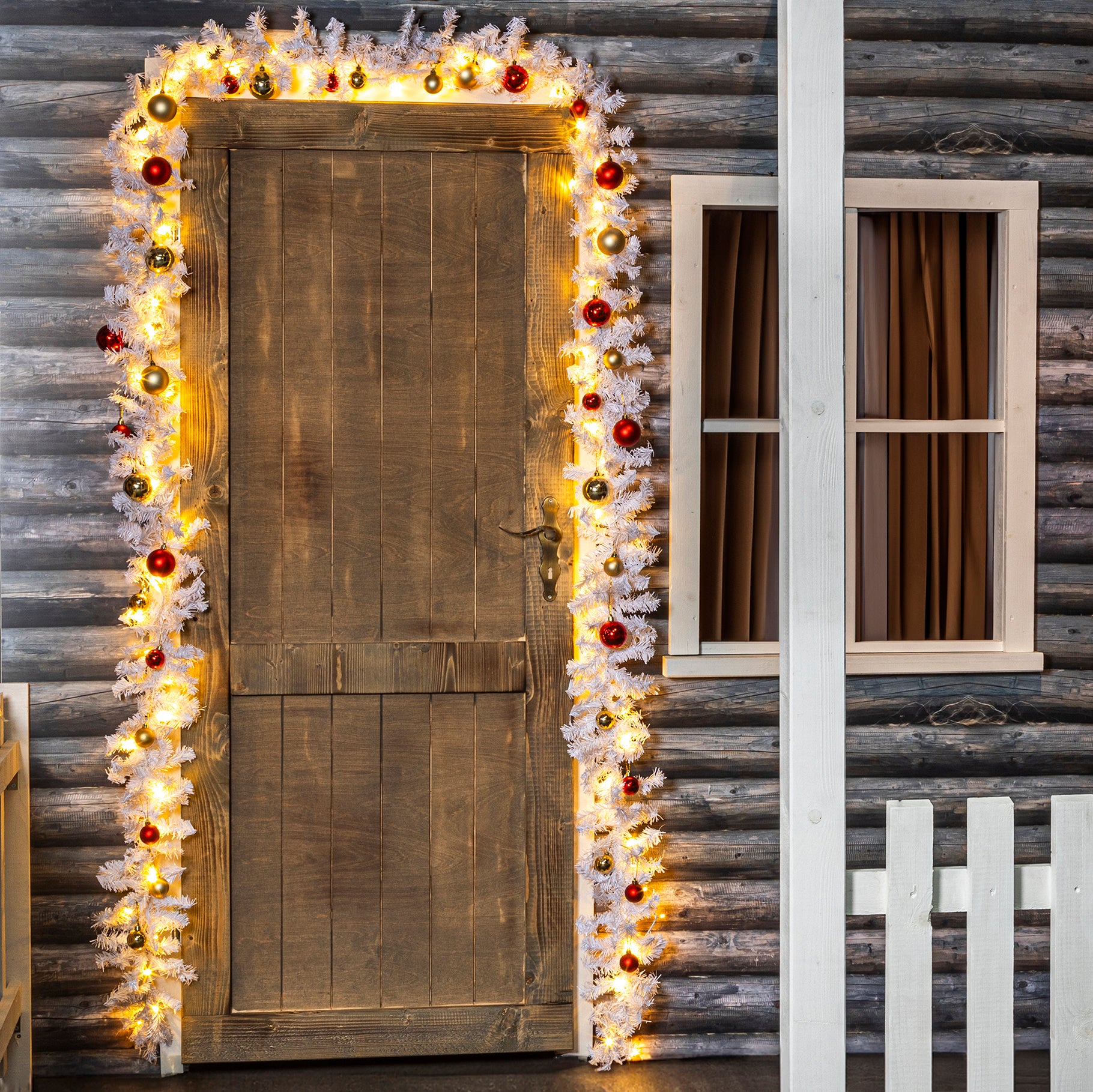 Künstliche Weihnachtsgirlande mit Beleuchtung 5 Meter, mit Kugeln weiß, innen und außen