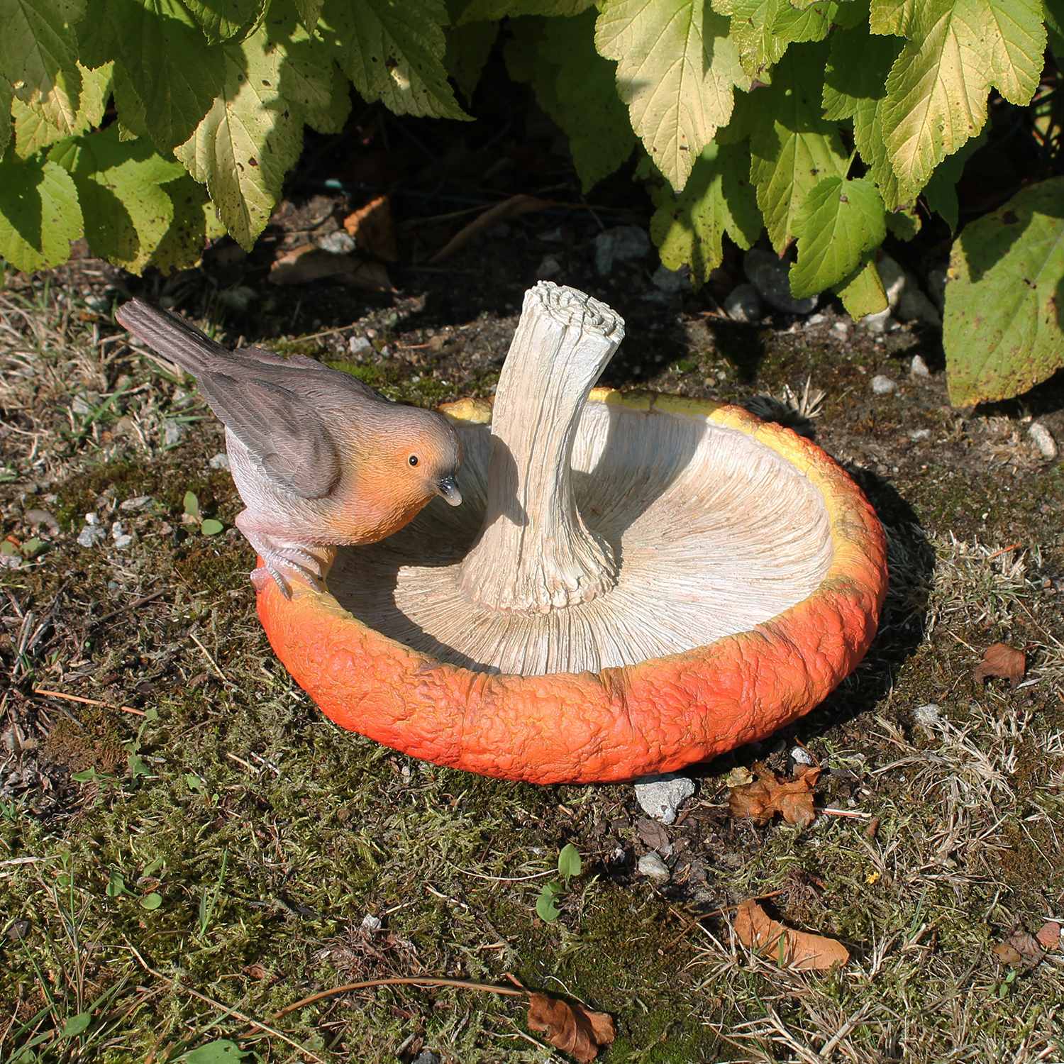 Vogeltränke aus Polyresin in Pilzform – Handbemalt mit Rotkehlchen oder Blaumeise – Dekorative Gartendeko für Garten und Balkon