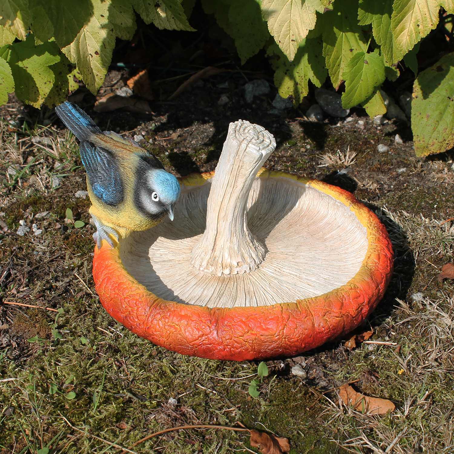 Vogeltränke aus Polyresin in Pilzform – Handbemalt mit Rotkehlchen oder Blaumeise – Dekorative Gartendeko für Garten und Balkon