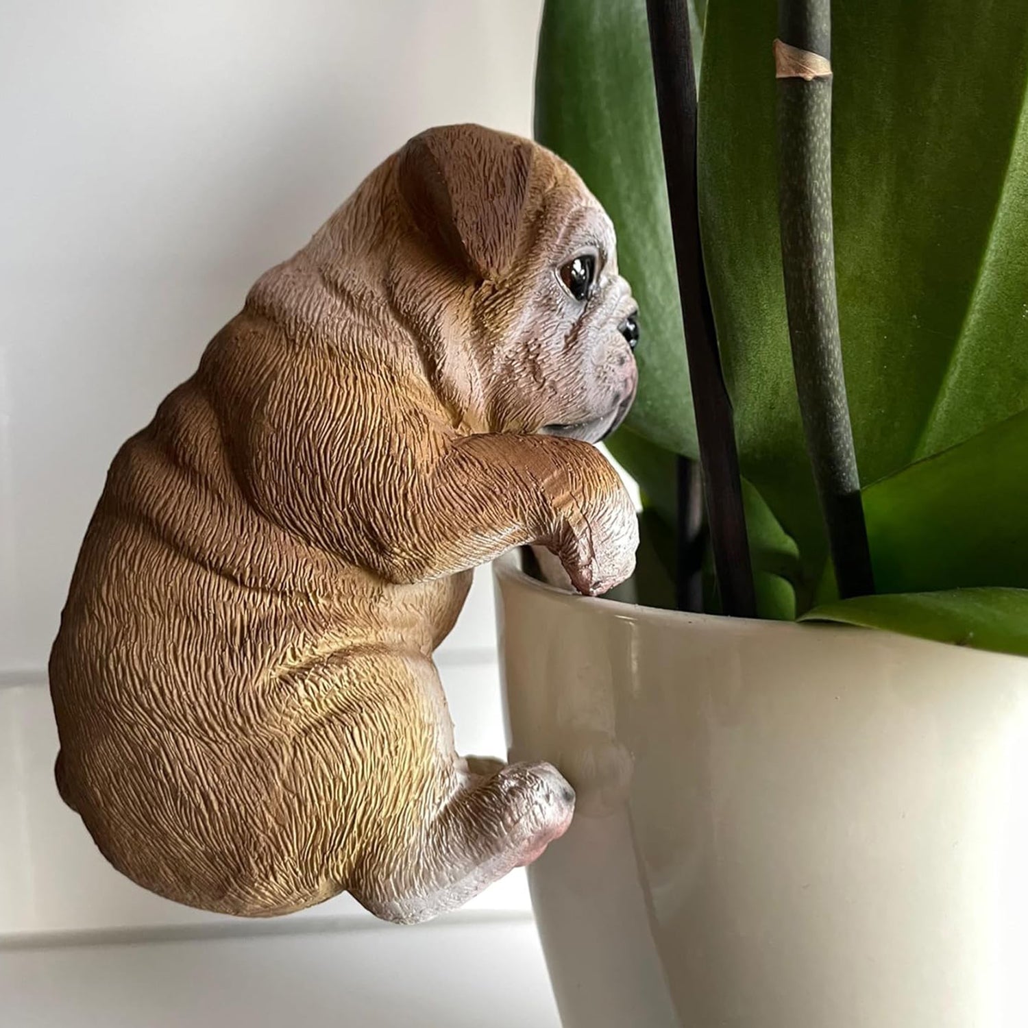 Dekofigur Bulldogge zum Anhängen Blumentopf Hundefigur braun wetterfest für Garten Balkon Terrasse und Zimmerpflanzen